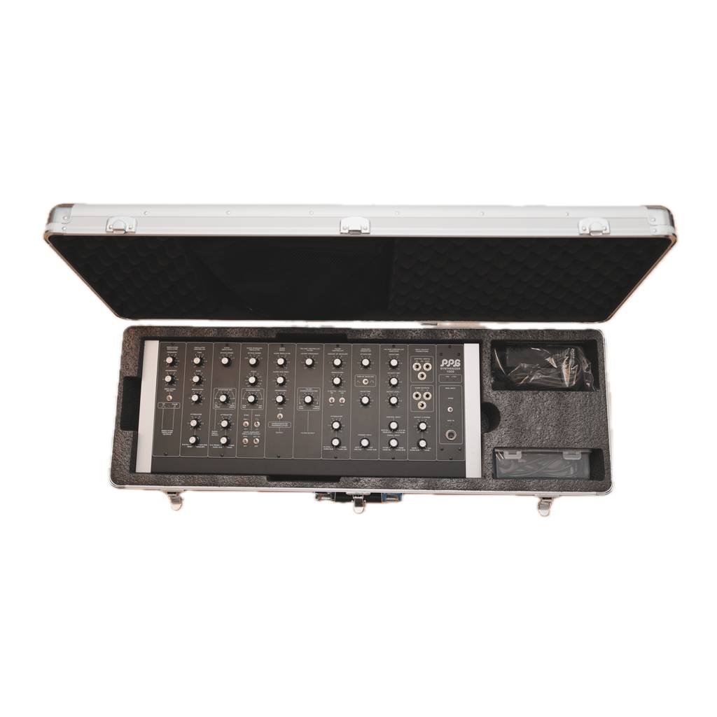 PPG 1002 Mk2 synthesizer in open flightcase met schuiminleg