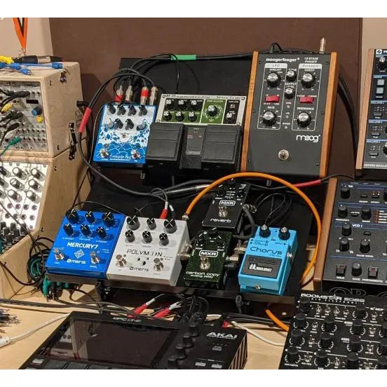 Twee SynthRISE Expansion Shelf Large op een standaard met synthgear