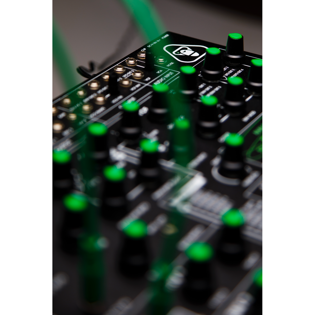 swEnigiser Limited Edition patchsectie, close-up met groene patchkabels