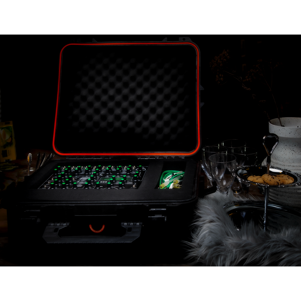 swEnigiser Limited Edition in open flightcase op een tafel, sfeerverlichting