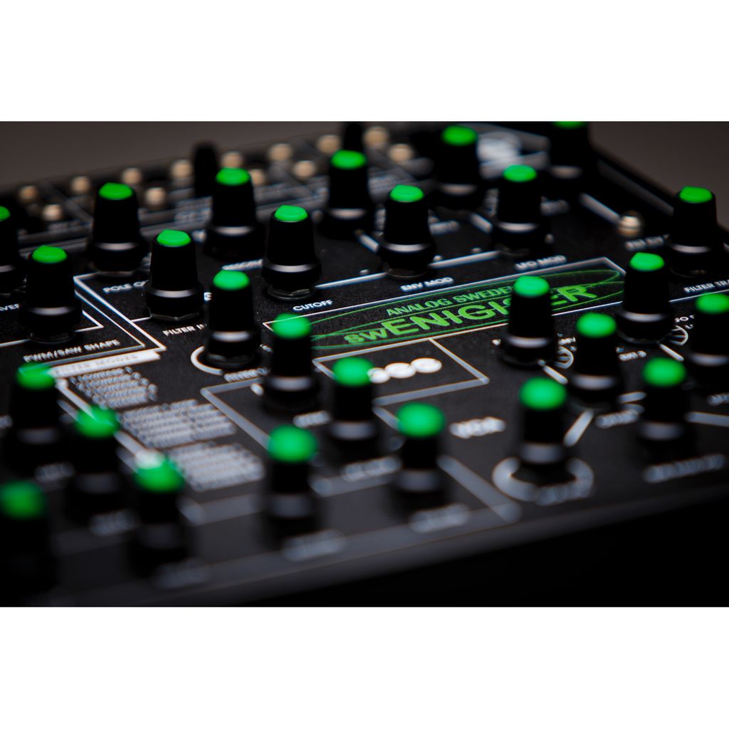 swEnigiser Limited Edition frontpaneel, close-up met groene knoppen