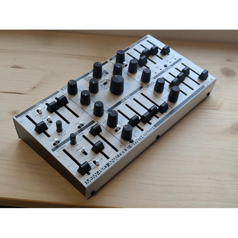 Synthétiseur Michigan Synth Works MSW-820, vue en angle