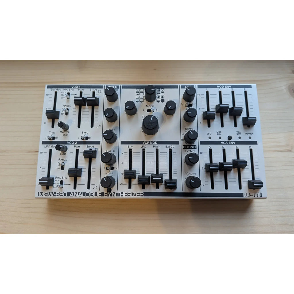 Façade du monosynthé analogique Michigan Synth Works MSW-820