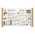 Modor NF-1 digitale synthesizer met wit frontpaneel en afgeschuinde knoppen