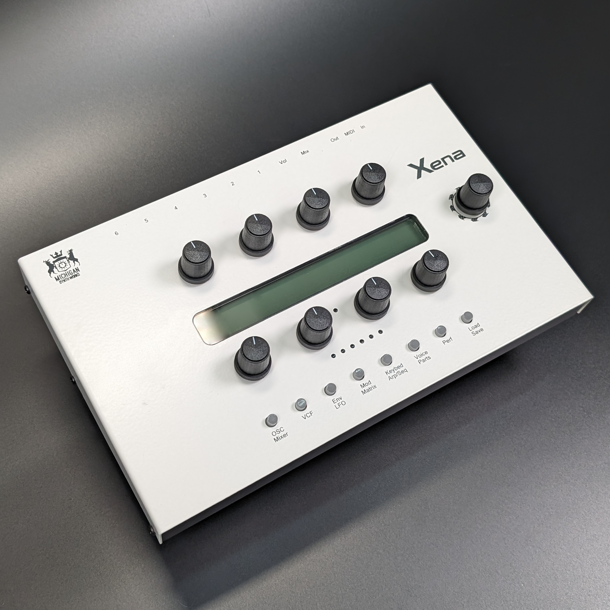 Synthétiseur de bureau Michigan Synth Works Xena, vue en angle