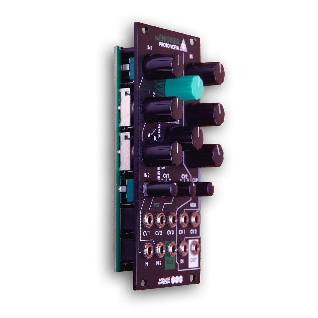 swEnigiser Proto VCF/A module met zwart paneel, schuin aanzicht