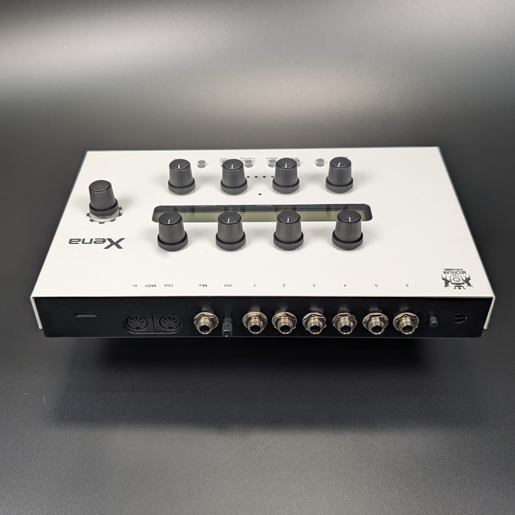 Panneau arrière du Michigan Synth Works Xena avec sorties et MIDI