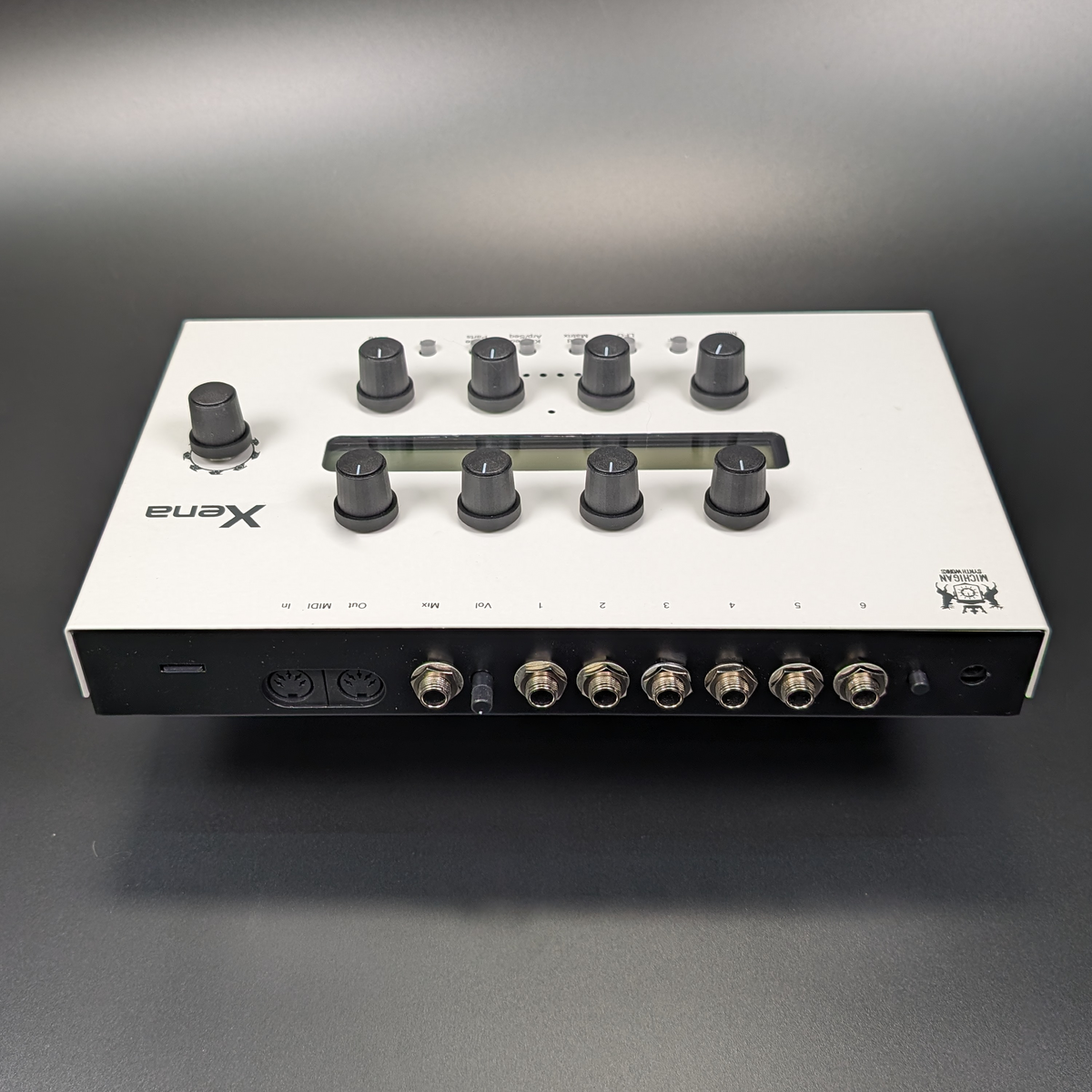 Panneau arrière du Michigan Synth Works Xena avec sorties et MIDI